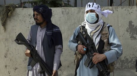 Afghanistan, Kabul: Taliban-Kämpfer stehen am Haupttor zum Präsidentenpalast Wache (dpa)