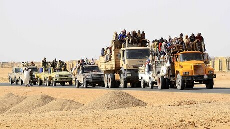 Gerettete Flüchtlinge an der sudanesisch-libyschen Grenze / © Str (dpa)