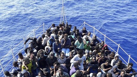 Afrikanische Migranten auf einem Schiff / © N.N. (dpa)