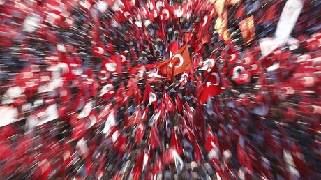 Ein Meer aus Flaggen der Türkei. Demonstranten zeigen Flagge am Sonntag den 24.07.2016 / © Sedat Suna (dpa)