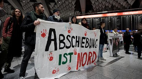 Aktivisten protestieren in Frankfurt gegen Abschiebung / © Fabian Sommer (dpa)
