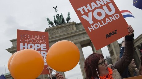 Aktivisten in Berlin danken den Wählern in den Niederlanden / © Paul Zinken (dpa)