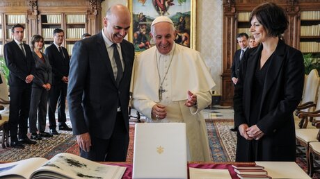 Papst Franziskus empfängt Alain Berset, Bundespräsident der Schweiz / © Paolo Galosi (KNA)