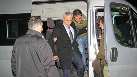 Ali Agca bei seiner Haftentlassung (2014) / © Telenews (dpa)