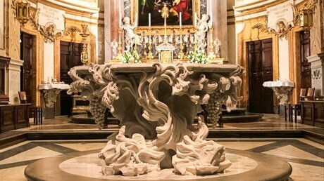 Altar in der Santa Maria dell'Anima Kirche in Rom / © Roland Juchem (KNA)