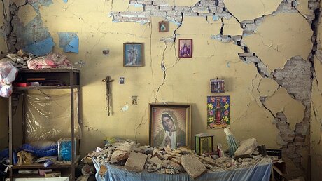 Altar für die Jungfrau von Guadalupe in einem vom Erdbeben beschädigten Haus in Juchitán / © Rebecca Blackwell (dpa)
