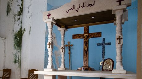 Altar mit Kreuzen in der restaurierten melkitischen Kirche / © Andrea Krogmann (KNA)