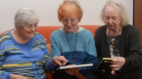 Alte Menschen leben viel von Erinnerungen: Walburga Rüttenauer (Mitte) bringt Zeit für Ingrid Lutterberg (rechts) und deren Nachbarin mit. / © Tomasetti (DR)