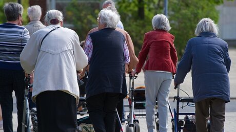 Herausforderung für die Medizin: immer mehr alte Menschen / © Patrick Pleul (dpa)