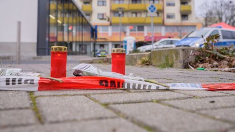 Am Tatort im Stadtteil Kesselstadt wurden Blumen abgelegt und Kerzen aufgestellt / © Andreas Arnold (dpa)