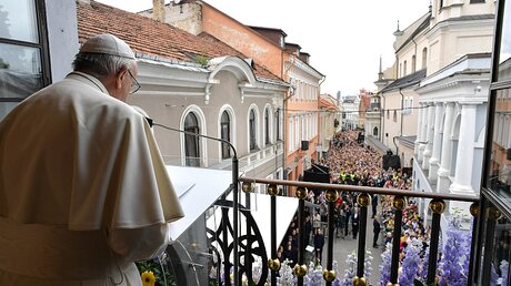 Am "Tor der Morgenröte" in Vilnius: Papst Franziskus spricht zu den Gläubigen / © Vatican Media (KNA)