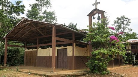 Dorfkapelle im Amazonasdorf Sarayaku / © Alexander Pitz (KNA)