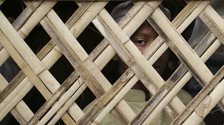 Pro Asyl fordert: Faire Asylverfahren statt Rückführung von Geflüchteten in unsichere Staaten  / © Wong Maye-E/AP (dpa)
