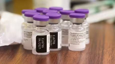 Ampullen des Covid-19 Pfizer-Biontech Impfstoffs / &copy; Bodo Schackow (dpa)