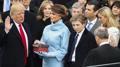 Donald Trump legt neben Ehefrau Melania den Amtseid als 45. Präsident der Vereinigten Staaten Amerikas ab.  / © Matt Rourke/AP/dpa 