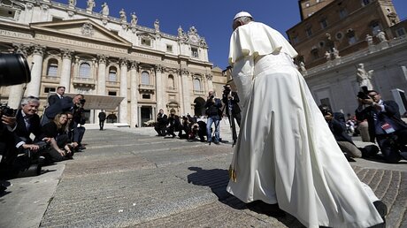 Papst Franziskus auf dem Weg zur Generalaudienz / © Andrew Medichini (dpa)