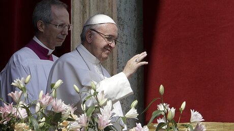 Papst Franziskus spricht vom Balkon des Petersdoms im Vatikan den Segen "Urbi et Orbi" / © Andrew Medichini (dpa)