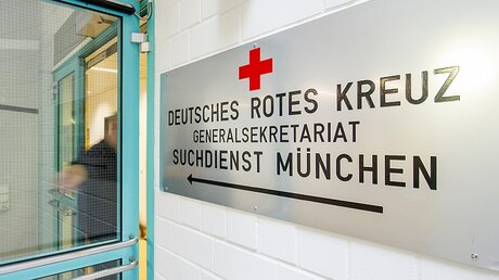 Der Schriftzug "Suchdienst München" / © Marc Müller (dpa)