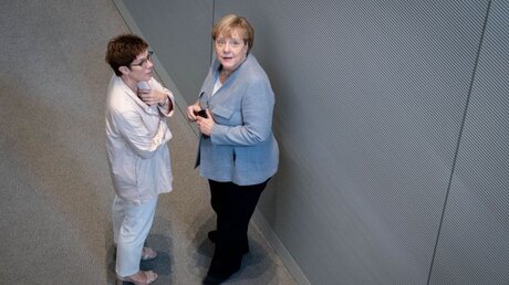 Angela Merkel und Annegret Kramp-Karrenbauer / © Kay Nietfeld (dpa)