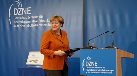 Kanzlerin Merkel eröffnet Neubau für Demenzforschung / © Oliver Berg (dpa)