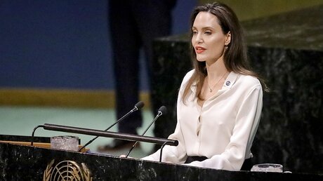 Angelina Jolie spricht im Hauptquartier der Vereinten Nationen / © Bebeto Matthews (dpa)