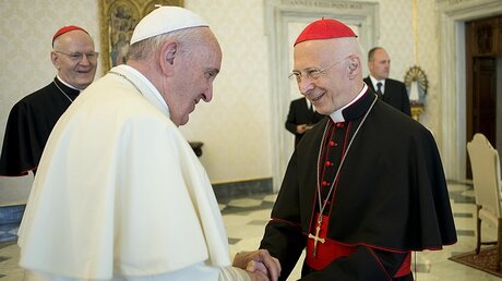 Franziskus begrüßt 2016 den Vorsitzenden der CCEE, Kardinal Angelo Bagnasco / © Osservatore Romano (KNA)