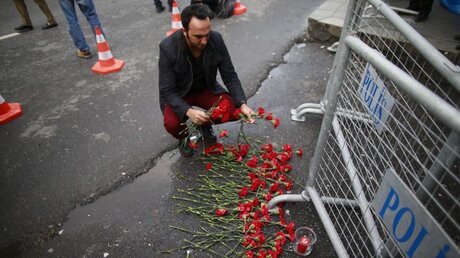 Blumen für die Opfer in Istanbul  / © Emrah Gurel (dpa)