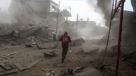 Ein Mitarbeiter einer Hilfsorganisation im syrischen Rebellengebiet Ost-Ghuta nahe Damaskus / © Samer Bouidani (dpa)