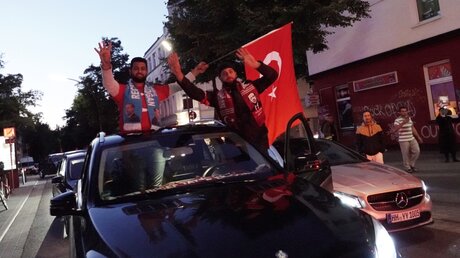 Anhänger des türkischen Präsidenten Erdogan fahren mit Türkeifahnen durch Hamburg / © Kay Nietfeld (dpa)
