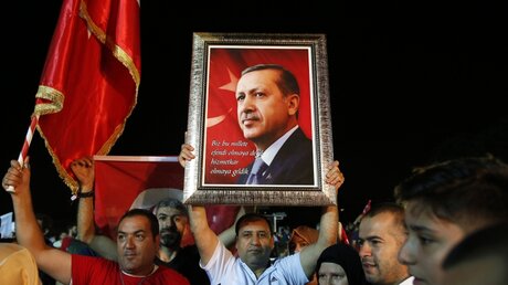 Anhänger des türkischen Präsidenten Erdogan jubeln / © Lefteris Pitarakis (dpa)