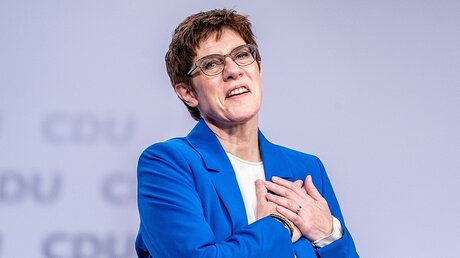 Annegret Kramp-Karrenbauer nach ihrer Rede auf dem Parteitag der CDU / © Michael Kappeler (dpa)