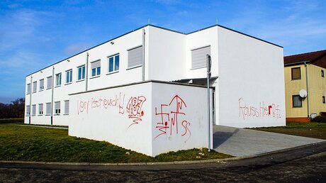 Ausländerfeindliche Parolen und Hakenkreuze in Malmsheim / © Dettenmeyer (dpa)