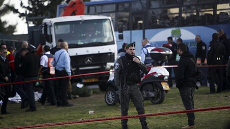 Israelische Polizisten sichern Anschlagsort / © Mahmoud Illean (dpa)
