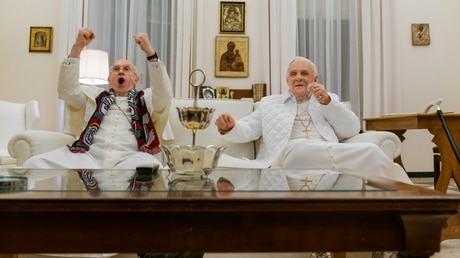 Anthony Hopkins als Papst Benedikt und Jonathan Pryce als Papst Franziskus in einer Szene des Films "Die zwei Päpste" / © Peter Mountain (dpa)