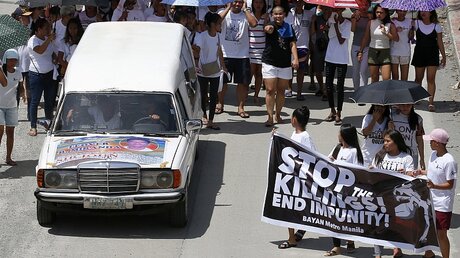 Philippinen: Bestattungstransport des ermoderten Leover Mirandas / © Bullit Marquez (dpa)