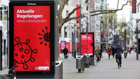 Anzeigetafel in der Fußgängerzone der Kölner Innenstadt / © Oliver Berg (dpa)