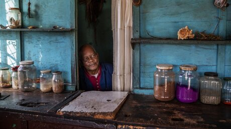 Apotheke für traditionelle südafrikanische Medizin / © Jerome Delay (dpa)