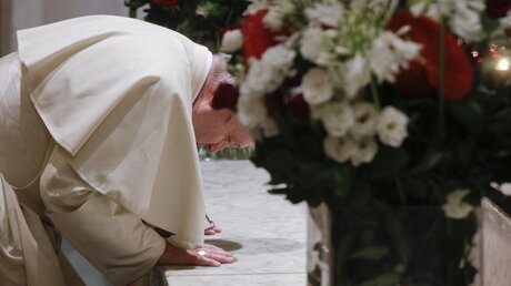 Papst Franziskus betet vor dem Grab des St. Nicholas im Rahmen seiner Reise nach Bari.  / © Gregorio Borgia (dpa)