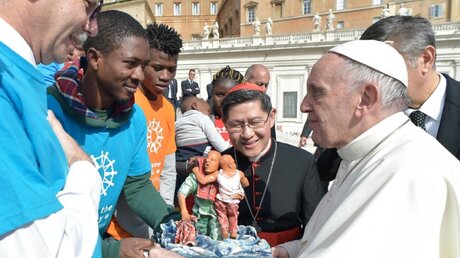 Archiv: Papst Franziskus mit Migranten / © Osservatore Romano (KNA)
