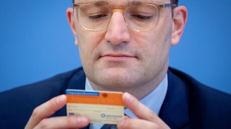 Archivbild: Bundesgesundheitsminister Jens Spahn schaut auf einen Spenderausweis / © Kay Nietfeld (dpa)