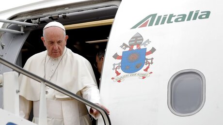Archivbild: Papst Franziskus steigt aus dem Flugzeug / © Vadim Ghirda/AP (dpa)