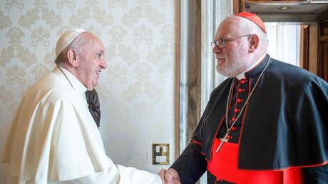 Archivbild: Papst Franziskus und Reinhard Marx / © Vatican Media/Romano Siciliani (KNA)