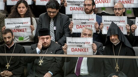 Mitglieder der Initiative "Anerkennung Jetzt" im Bundestag / © Michael Kappeler (dpa)
