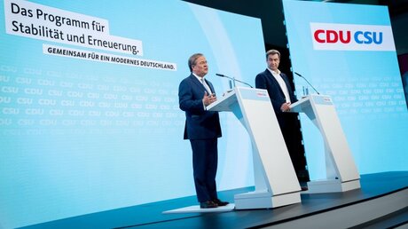 Armin Laschet (l.) und Markus Söder bei der Pressekonferenz zum gemeinsamen Wahlprogramm für die Bundestagswahl / © Kay Nietfeld (dpa)