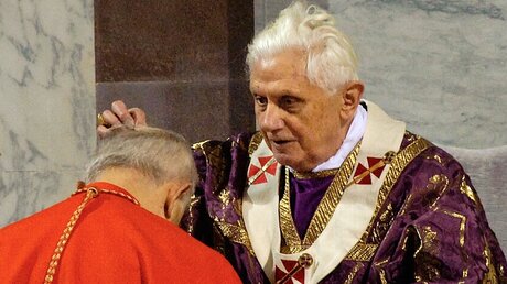 Zum letzten Mal: Benedikt XVI. spendet Aschenkreuz (KNA)