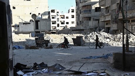 Viele syrische Städte sind zerstört - wie hier Douma / © Mohammed Badra (dpa)
