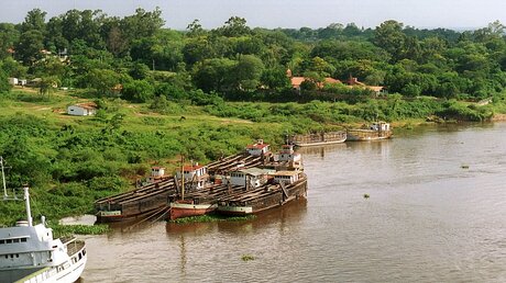 Schiffe am Ufer eines Flusses in Asuncion, Paraguay (KNA)