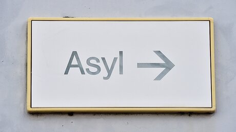 Schild mit der Aufschrift "Asyl" / © Uli Deck (dpa)