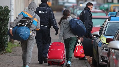 Asylbewerber auf dem Weg zum Flughafen / © Sebastian Willnow (dpa)