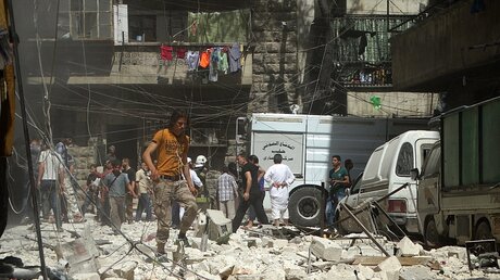 Aleppo nach dem Anschlag / © EPA/ZOUHIR AL SHIMALE (dpa)